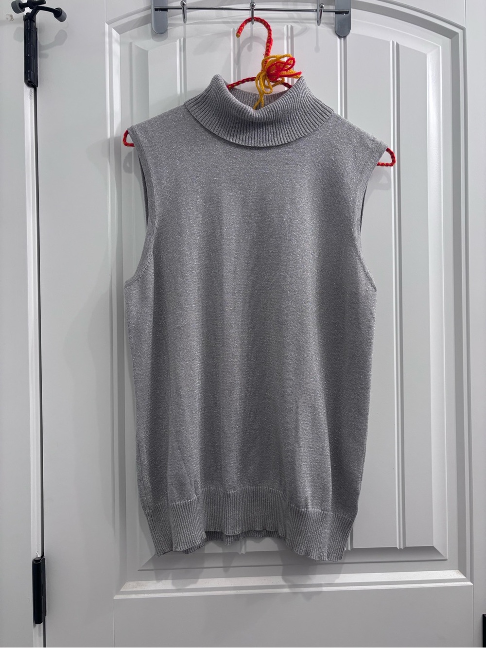 Cable & Gauge Sleeveless Turtleneck Sweater Vest - Light Gray